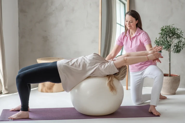 Iván Edina gyógytornász rehabilitációs gerinctornát vezet fitball labdán végzett hátrahajló gyakorlattal, Dunaharaszti Fiziopro