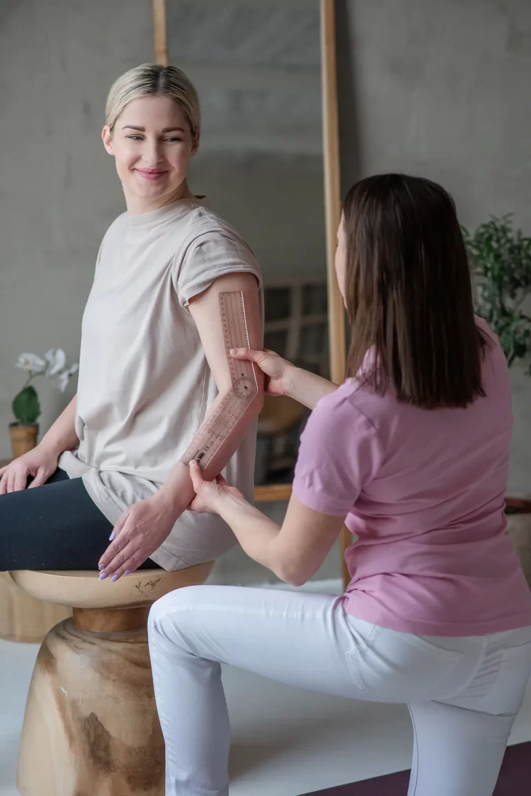 Iván Edina gyógytornász műtét utáni rehabilitációt végez pácienssel goniométeres karvizsgálattal, Dunaharaszti Fiziopro