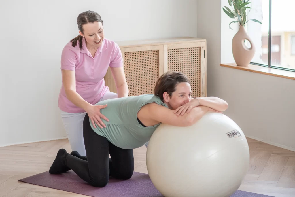 Iván Edina gyógytornász szülésfelkészítő kismama tornát vezet fitball labdán, Dunaharaszti Fiziopro